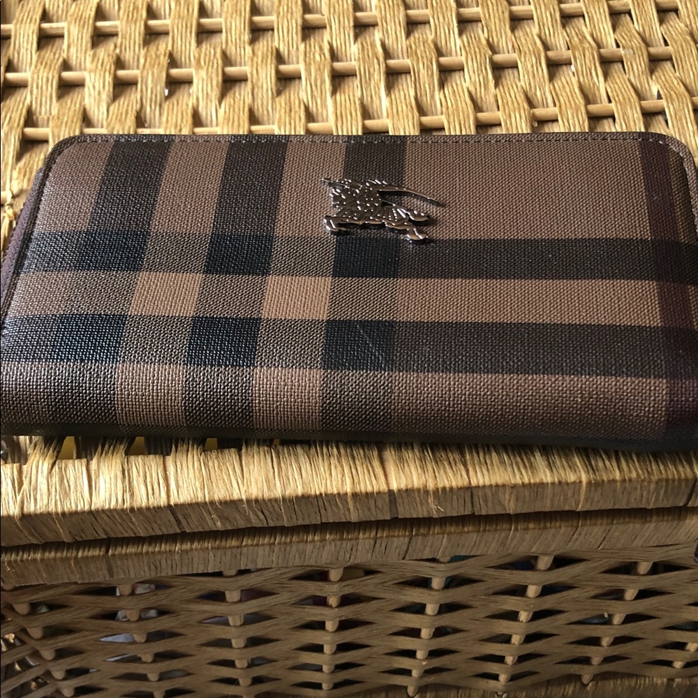 Classic Plaid womens Zip Wallet - Brown